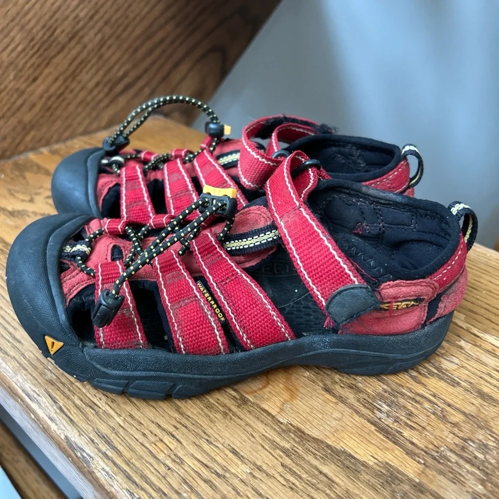Keen kids red hiking sandals closed toe summer camp amphibious water shoes